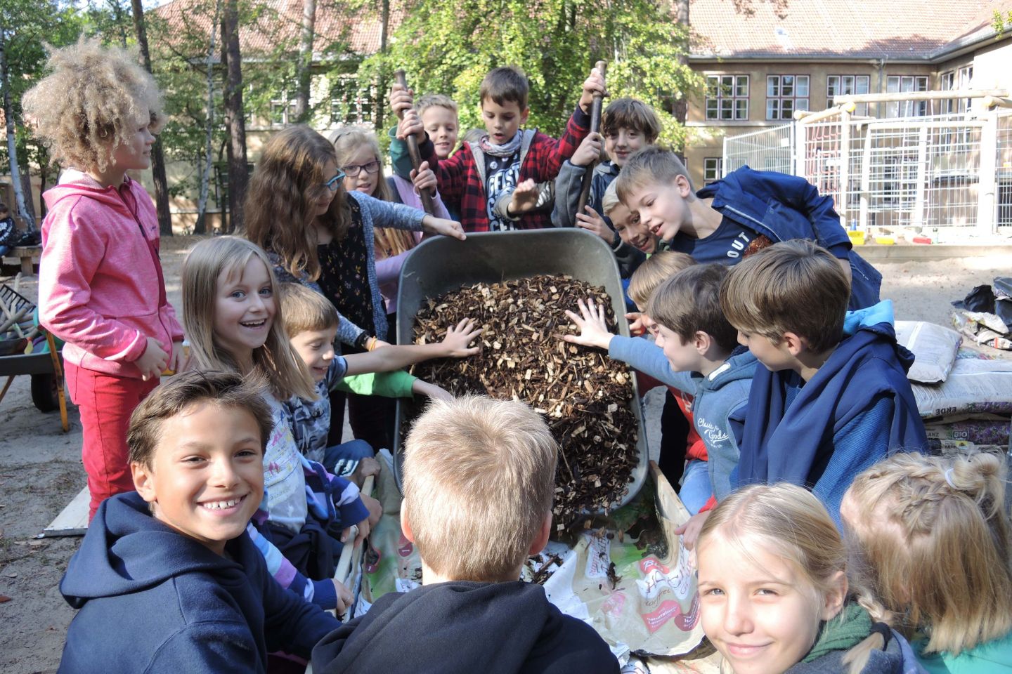 Aufbau Wildbienenbuffets Zinnowwald-Grundschule
